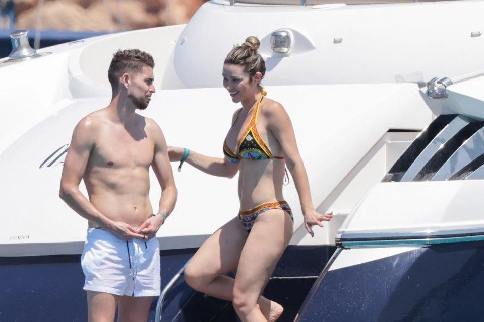 Sau chức vô địch EURO cùng Italia, Jorginho vẫn đang trong kỳ nghỉ xả hơi cùng cô bạn gái ca sĩ Catherine Harding. 