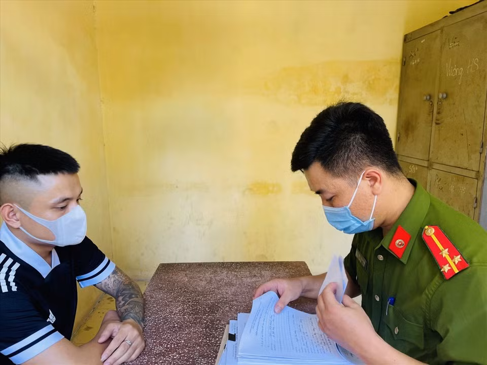  Ném chất bẩn, đem vòng hoa tang để đòi nợ: Do 2 em trai không có khả năng trả nợ, chị gái của T. là L.T.L. ở TP Thanh Hóa bị Vũ Anh Huy (trú TP Thanh Hóa) chỉ đạo đàn em đến nhà riêng của chị L. ném chất bẩn, mang vòng hoa tang đặt trước cửa nhà người phụ nữ. Ngày 27/7, Huy cùng đàn em bị CA TP Thanh Hóa khởi tố. 