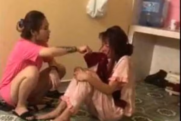  Vụ cô gái bị lột đồ, làm nhục ở Thái Bình, bắt giam đôi nam nữ: Ngày 27/7, Công an tỉnh Thái Bình cho biết, liên quan vụ việc đánh đập, làm nhục cô gái 15 tuổi, quê Thanh Hóa, xảy ra đêm 23/7, Cơ quan Công an đã khởi tố bị can, bắt tạm giam Nguyễn Thị Thu Hà (17 tuổi ở Thái Bình) và Phạm Văn Lộc (16 tuổi, ở Hà Nam). 