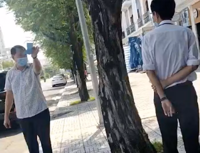  Xé biên bản vi phạm của vợ, chồng bị xử phạt: Ông H.V.C. (48 tuổi, ở quận Ninh Kiều, TP Cần Thơ) tranh cãi với lực lượng chức năng về việc vợ bị xử phạt, rồi xé biên bản. Ông C. bị UBND quận Ninh Kiều xử phạt hành chính với hành vi nêu trên bị phạt từ 2 đến 3 triệu đồng. 