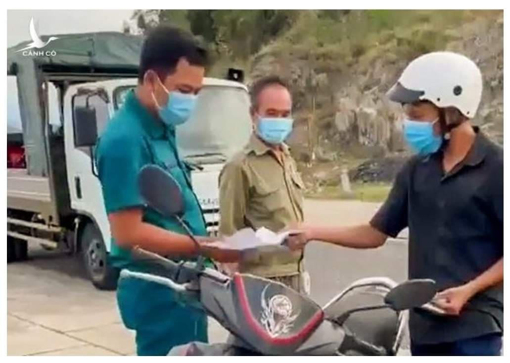 Chu tich TP Nha Trang xin loi vu “banh mi khong phai la luong thuc thiet yeu“