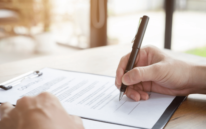  Không thể tự ký giấy đi đường vì là Giám đốc: Người phụ nữ khi bị dừng xe kiểm tra đã tự giới thiệu mình là Giám đốc một công ty xuất nhập khẩu. Khi tổ công tác phường Nhân Chính, Hà Nội yêu cầu xuất trình các giấy tờ cần thiết, người phụ nữ nói rằng, do bản thân là Giám đốc nên không thể tự ký giấy đi đường cho mình. Cán bộ tại chốt đã lập biên bản xử phạt người phụ nữ theo quy định. (Ảnh minh họa)