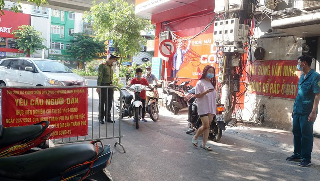  Bị xử phạt khi mua bánh sinh nhật cho bố: Tại chốt kiểm soát dịch trên phố Triều Khúc (Thanh Xuân Nam, Thanh Xuân, Hà Nội), tổ công tác làm nhiệm vụ phát hiện 2 thanh thiếu niên điều khiển xe máy không biển số, không đội mũ bảo hiểm nên dừng xe kiểm tra. Khi được hỏi về lý do ra ngoài đường, nam thiếu niên cho biết, bản thân đang trên đường đi mua bánh sinh nhật cho bố nhưng lại không biết cửa hàng bánh sinh nhật ở đâu!. 