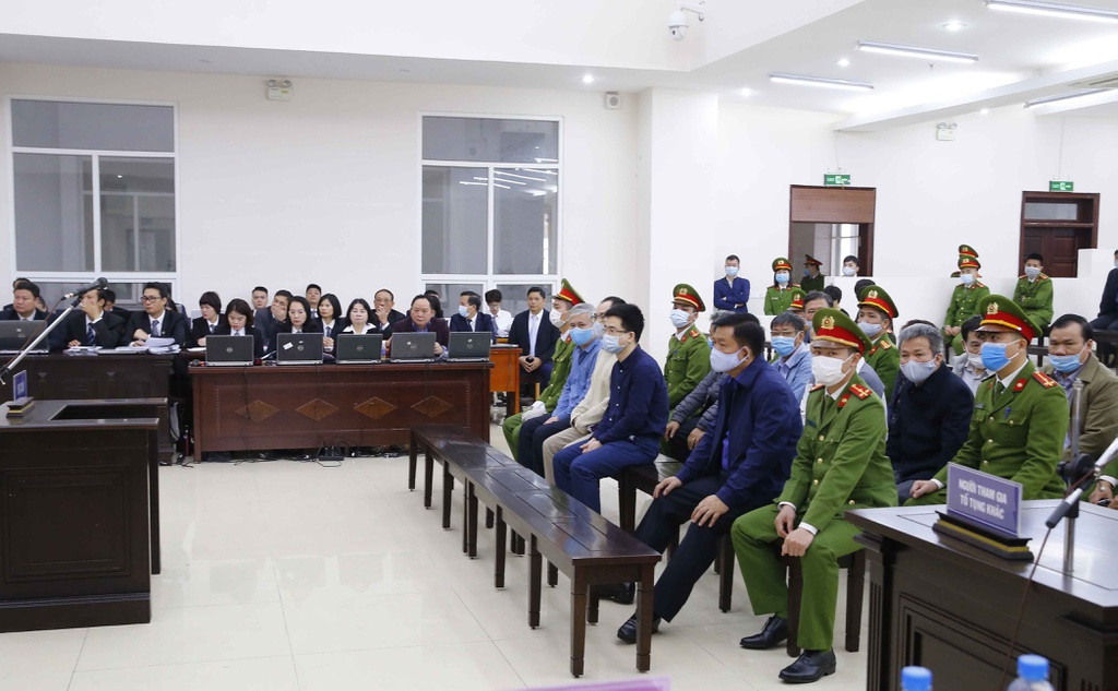 Tuy nhiên, các bị cáo cũng mong muốn Tòa án nhân dân cấp cao tại Hà Nội xem xét bối cảnh thực hiện hành vi phạm tội, xem xét điều kiện nhận thức chưa đầy đủ, thiếu thông tin về dự án… từ đó đề nghị Tòa cấp phúc thẩm cân nhắc cho các bị cáo được hưởng khoan hồng, giảm nhẹ hình phạt, giảm khung, điều, khoản, tội danh áp dụng, miễn trách nhiệm dân sự cho các bị cáo.