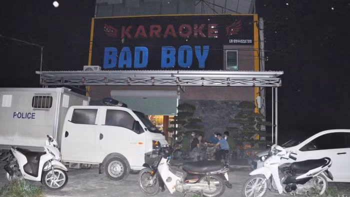  Gần 50 nam, nữ sử dụng chất ma túy trong quán karaoke: Ngày 26/7, Công an tỉnh Hải Dương cho biết, vừa đột kích quán Karaoke Bad boy ở huyện Bình Giang do Phạm Văn Nhân (SN 1988 ở cùng địa chỉ trên) làm chủ, phát hiện tại một số phòng hát có 48 người (26 nam, 22 nữ) có biểu hiện sử dụng trái phép chất ma túy.