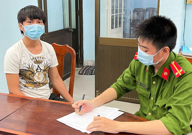  Nhiều lần quan hệ tình dục với bạn gái 15 tuổi rồi quay lại clip "nóng": Quen nhau qua mạng xã hội, Nguyễn Ngọc Huy (32 tuổi, trú quận Hải Châu, Đà Nẵng) nhiều lần rủ bé gái 15 tuổi từ Hải Dương vào Đà Nẵng để quan hệ tình dục và quay lại cảnh "nóng". Ngày 26/7, Công an huyện Hải Châu cho biết, đang điều tra, làm rõ. 