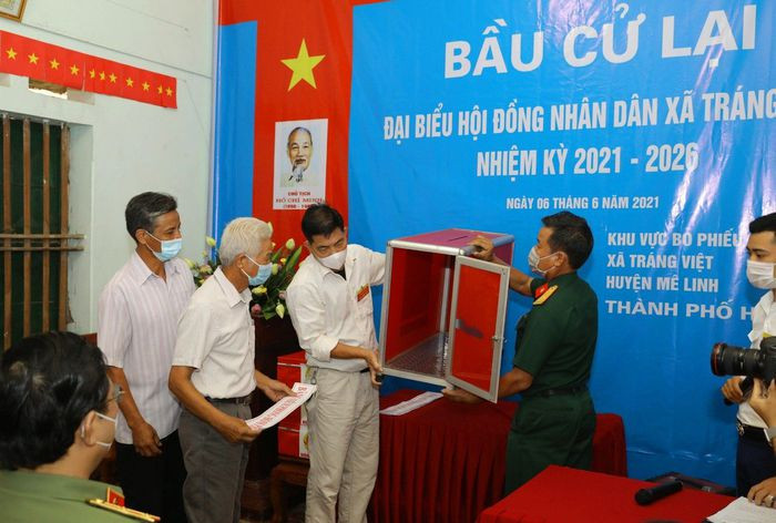  Khởi tố cựu Chủ tịch HĐND xã Tráng Việt: Ngày 22/7, Công an TP Hà Nội đã ra quyết định khởi tố bị can đối với ông Nguyễn Xuân Hùng (SN 1970) cựu Chủ tịch HĐND xã Tráng Việt, huyện Mê Linh do liên quan tới sai phạm trong kỳ bầu cử vừa qua. 