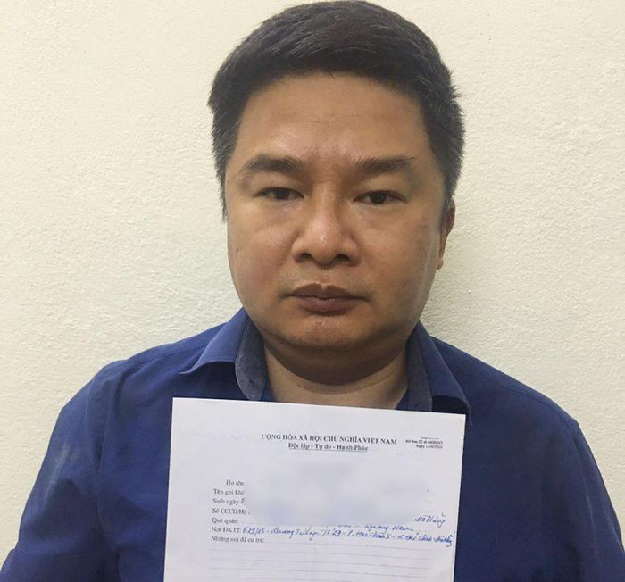  Giả danh "Công an chìm" để lừa đảo xin việc: Văn Hữu Tưởng (43 tuổi, trú quận Hải Châu, TP Đà Nẵng) tự xưng mình tên Dũng, là "Công an chìm" khoe mình có mối quan hệ nên có thể xin được việc làm. Tưởng khi đang nhận tiền của một nạn nhân thì bị Công an bắt giữ. Ngày 28/7, CA Đà Nẵng cho biết đang điều tra, làm rõ.