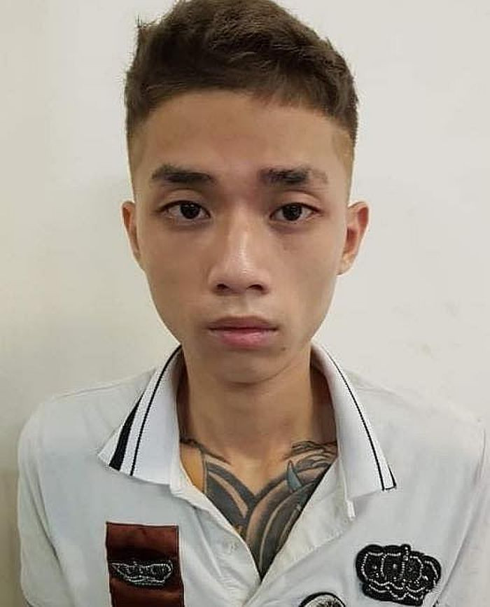  Vờ mua điện thoại iPhone 12 Promax để cướp tài sản: Hàn Đức Long (SN 2001, trú quận Tây Hồ, Hà Nội) vờ mua điện thoại iPhone 12 Promax. Sau khi anh H. giao hàng cho Long, lợi dụng sơ hở đối tượng đã cầm chiếc điện thoại rồi bỏ chạy tại phường Phúc Xá, quận Ba Đình. Ngày 28/7, Công an quận Ba Đình cho biết, đang củng cố hồ sơ để xử lý Long. 