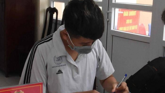  Đăng tin "cấp thẻ đi đường có thu phí", thanh niên bị phạt 5 triệu: V.T.T. (SN 1992, ngụ phường 5, TP Cà Mau) đã đăng tải nội dung về việc UBND phường 5 cấp "thẻ ra đường" khi thật sự cần thiết cho gia đình, nhưng thu phí 90.000 đồng, kèm hình ảnh là "thẻ ra đường" khi thật sự cần thiết do UBND phường 5 cấp. Ngày 28/7, bị Thanh tra Sở Cà Mau xử phạt 5 triệu đồng. 