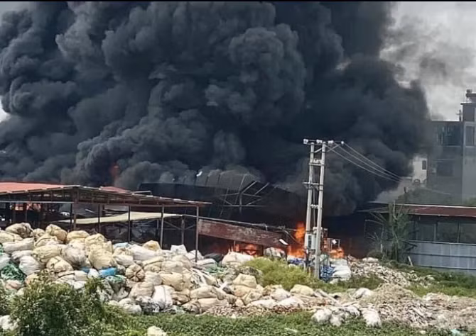  Cháy lớn xưởng phế liệu rộng hàng nghìn m2: Khoảng 10h30 ngày 25/7 tại một xưởng phế liệu rộng hàng nghìn m2 ở phường Tràng Minh, quận Kiến An, TP.Hải Phòng đã xảy cháy lớn. Được biết, vụ cháy không thiệt hại về người, xưởng sản xuất phế liệu này có diện tích hàng nghìn m2, chuyên sản xuất phế liệu. 