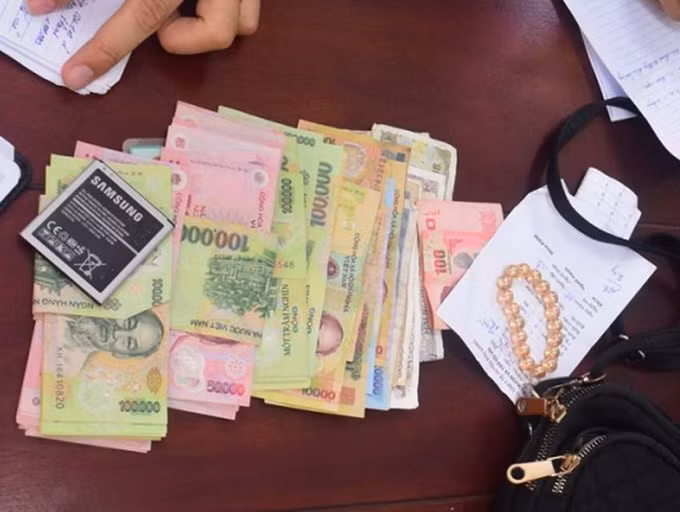  Tạo hiện trường giả chiếm doạt tài sản công ty: Lợi dụng tính chất công việc, Nguyễn Thị Hiền Trang (SN 2000) và Trần Thái Hoàng Thông (SN 1995, cùng ngụ tại Xuân Lộc, Đồng Nai) nhân viên công ty giao hàng ở huyện Xuân Lộc chiếm đoạt tiền của công ty rồi tạo hiện trường giả vụ trộm cắp tài sản. Ngày 25/7, CA huyện Xuân Lộc đang tạm giữ 2 đối tượng này. (Ảnh minh họa) 