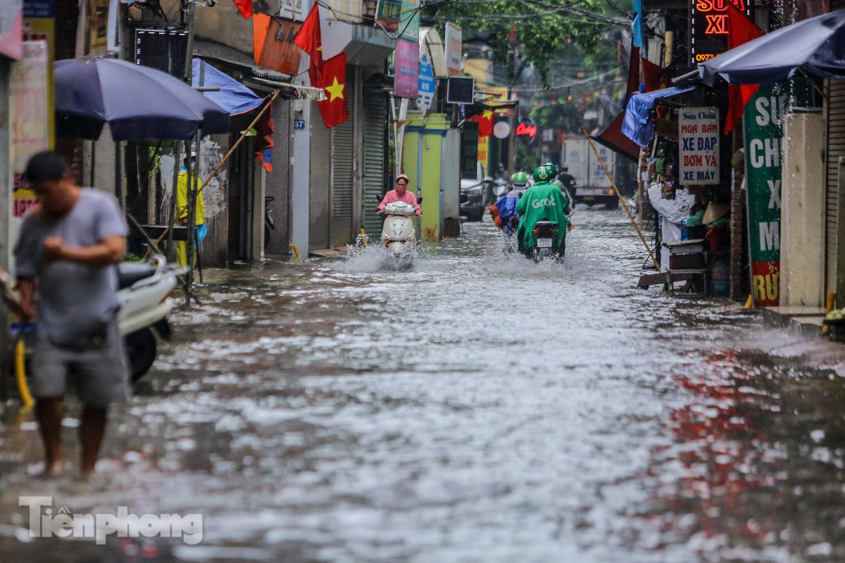 Nuoc tran vao nha, 'pho bien thanh song' sau mua lon o Ha Noi