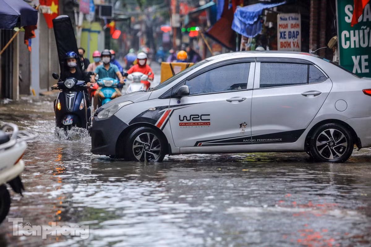 Một ô tô cố gắng quay đầu khi phát hiện "biển nước" trước mặt. 