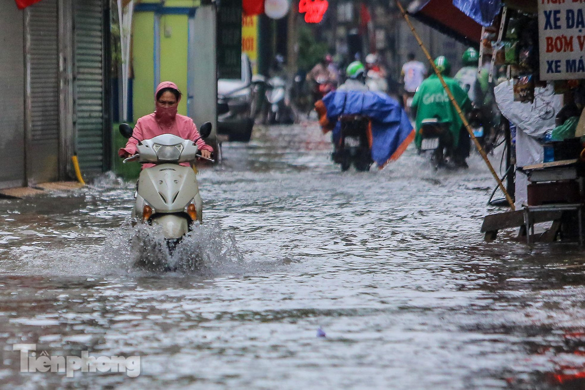 Nuoc tran vao nha, 'pho bien thanh song' sau mua lon o Ha Noi-Hinh-2