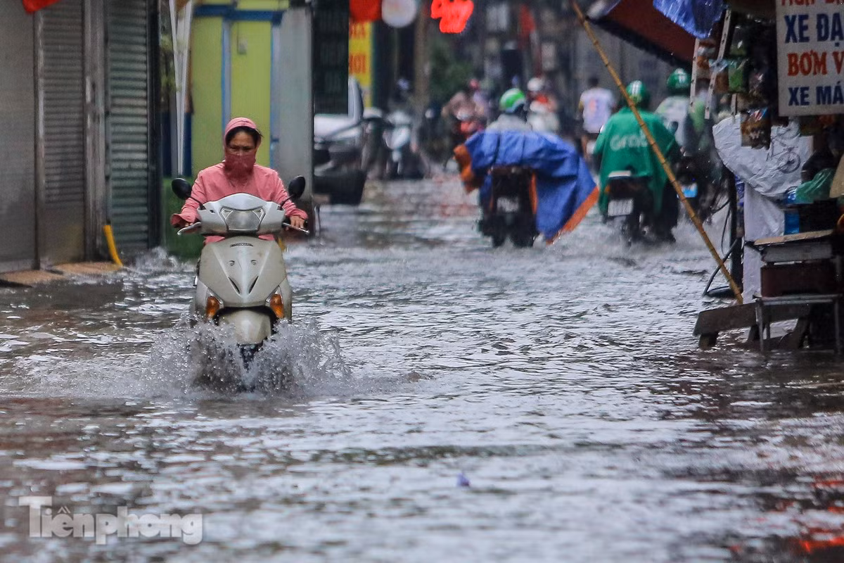 Nuoc tran vao nha, 'pho bien thanh song' sau mua lon o Ha Noi-Hinh-2