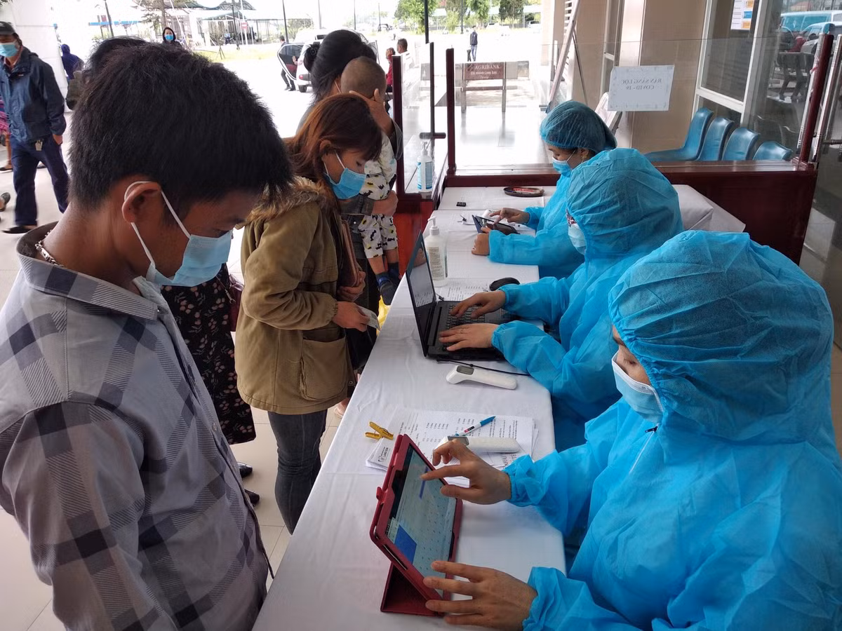 Người nào che giấu, không khai báo hoặc khai báo không kịp thời hiện trạng bệnh COVID-19 của bản thân hoặc của người khác mắc bệnh COVID-19 thì bị phạt tiền tối đa 20 triệu đồng. (Ảnh minh họa)