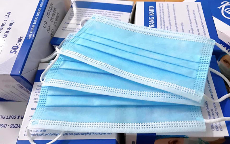 Người có hành vi lợi dụng sự khan hiếm hoặc tạo sự khan hiếm giả tạo trong tình hình dịch bệnh COVID-19 để mua vét hàng hóa đã được cơ quan nhà nước có thẩm quyền công bố là mặt hàng bình ổn giá hoặc hàng hóa được Nhà nước định giá nhằm bán lại để thu lợi bất chính thì bị xử lý về tội đầu cơ theo quy định tại Điều 196 Bộ luật Hình sự năm 2015 (Mức phạt tù tối đa 15 năm và còn có thể bị phạt tiền tối đa 200 triệu đồng, cấm đảm nhiệm chức vụ, cấm hành nghề hoặc làm công việc nhất định từ 1-5 năm). (Ảnh minh họa)