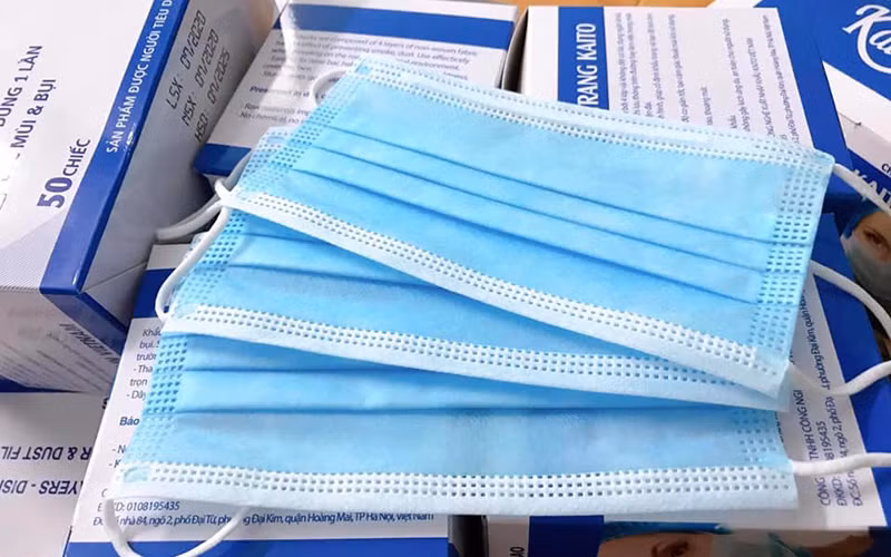 Người có hành vi lợi dụng sự khan hiếm hoặc tạo sự khan hiếm giả tạo trong tình hình dịch bệnh COVID-19 để mua vét hàng hóa đã được cơ quan nhà nước có thẩm quyền công bố là mặt hàng bình ổn giá hoặc hàng hóa được Nhà nước định giá nhằm bán lại để thu lợi bất chính thì bị xử lý về tội đầu cơ theo quy định tại Điều 196 Bộ luật Hình sự năm 2015 (Mức phạt tù tối đa 15 năm và còn có thể bị phạt tiền tối đa 200 triệu đồng, cấm đảm nhiệm chức vụ, cấm hành nghề hoặc làm công việc nhất định từ 1-5 năm). (Ảnh minh họa)