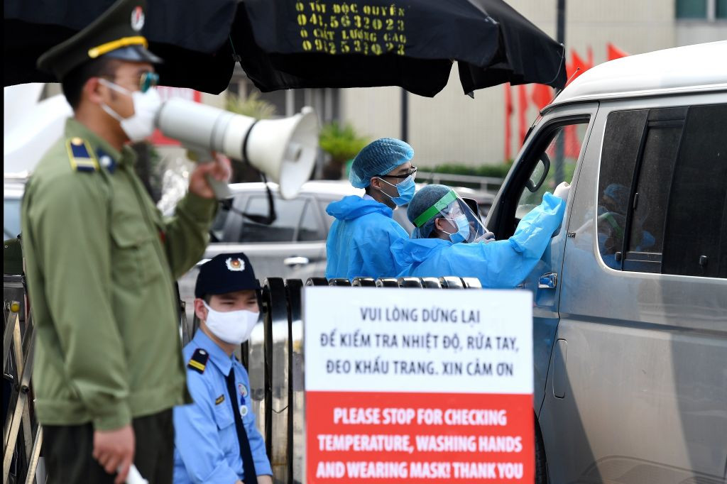 Người không thực hiện quyết định kiểm tra, giám sát, xử lý y tế trước khi ra vào vùng có dịch bệnh COVID-19, bị phạt tiền tối đa 30 triệu đồng. (Ảnh minh họa)