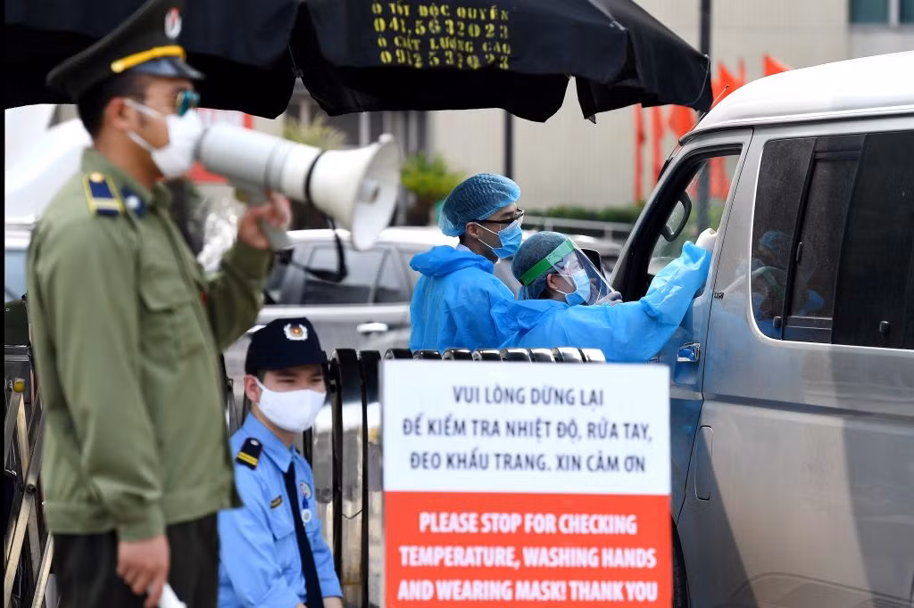 Người không thực hiện quyết định kiểm tra, giám sát, xử lý y tế trước khi ra vào vùng có dịch bệnh COVID-19, bị phạt tiền tối đa 30 triệu đồng. (Ảnh minh họa)