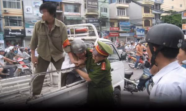 Người có hành vi dùng vũ lực, đe dọa dùng vũ lực hoặc thủ đoạn khác cản trở người thi hành công vụ trong phòng, chống dịch bệnh COVID-19 thì bị xử lý theo Điều 330 Bộ luật Hình sự năm 2015 (Mức phạt tù tối đa 7 năm). (Ảnh minh họa)