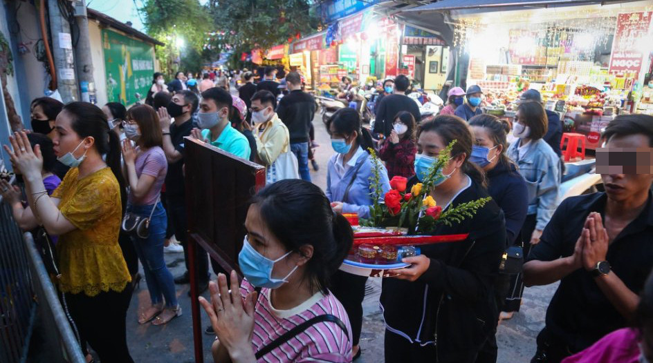 Không thực hiện quyết định áp dụng biện pháp hạn chế tập trung đông người hoặc tạm đình chỉ hoạt động kinh doanh, dịch vụ tại nơi công cộng để phòng, chống dịch COVID-19, bị phạt tiền tối đa 20 triệu đồng đối với cá nhân, 40 triệu đồng đối với tổ chức. (Ảnh minh họa)