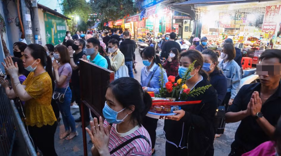 Không thực hiện quyết định áp dụng biện pháp hạn chế tập trung đông người hoặc tạm đình chỉ hoạt động kinh doanh, dịch vụ tại nơi công cộng để phòng, chống dịch COVID-19, bị phạt tiền tối đa 20 triệu đồng đối với cá nhân, 40 triệu đồng đối với tổ chức. (Ảnh minh họa)