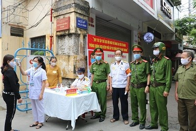 Người có trách nhiệm trong phòng, chống dịch bệnh COVID-19 nhưng không triển khai hoặc triển khai không kịp thời, không đầy đủ các biện pháp phòng, chống dịch bệnh theo quy định gây hậu quả nghiêm trọng thì bị xử lý về tội thiếu trách nhiệm gây hậu quả nghiêm trọng theo quy định tại Điều 360 Bộ luật Hình sự năm 2015 (Mức phạt tù tối đa 12 năm và còn bị cấm đảm nhiệm chức vụ, cấm hành nghề hoặc làm công việc nhất định từ 1 - 5 năm). (Ảnh minh họa)