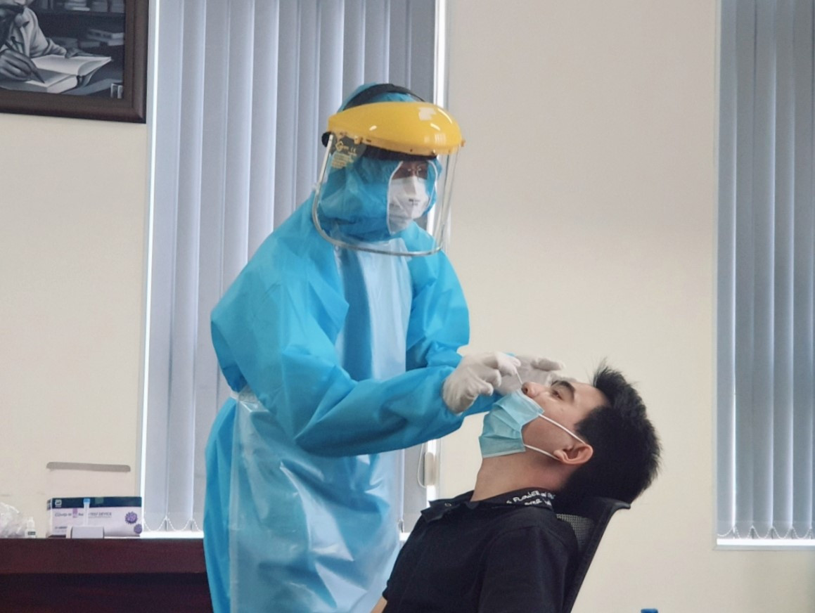 Người nào không thực hiện xét nghiệm theo yêu cầu của cơ quan y tế có thẩm quyền trong quá trình thực hiện giám sát dịch bệnh COVID-19 thì bị phạt tiền tối đa 3 triệu đồng. (Ảnh minh họa)