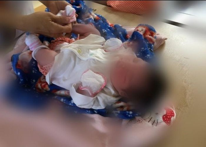  Bé gái chưa được cắt dây rốn bị bỏ rơi: Ngày 29/7, UBND xã Quảng Sơn (Đắk Glong, tỉnh Đắk Nông) cho biết, người dân địa phương đã trình báo sự việc đến chính quyền về sự việc đứa bé bị bỏ rơi, không có bất cứ giấy tờ gì kèm theo. Hiện tại, chính quyền đã kêu gọi nhà hảo tâm giúp đỡ mua sữa, bỉm cho bé, đồng thời ra thông báo tìm người thân cho cháu bé. 