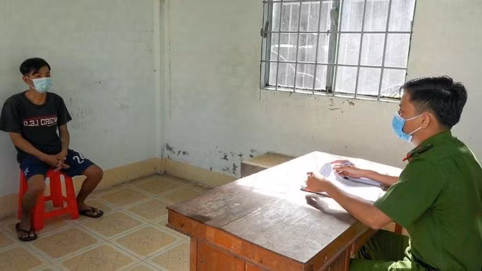  Giả làm người tốt giúp đỡ rồi cướp của nạn nhân: Nguyễn Quốc Nam (34 tuổi, ngụ huyện An Minh, Kiên Giang) đã giả làm người tốt sửa xe giúp nạn nhân nhưng khi đến căn nhà hoang thì Nam lấy dao thủ sẵn trong người kề cổ đe dọa nạn nhân, lấy được số tiền gần 2,4 triệu đồng rồi nhanh chóng tẩu thoát. Ngày 29/7, Nam bị Công an tỉnh Kiên Giang bắt giữ.