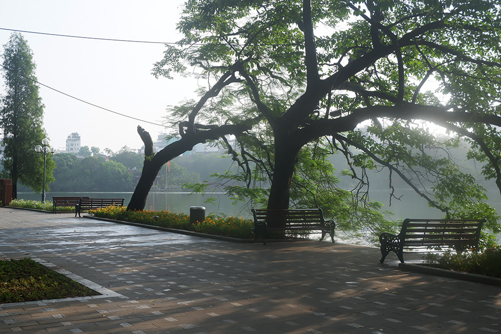 Quanh khu vực bờ hồ Hoàn Kiếm không còn tình trạng người dân đi tập thể dục.