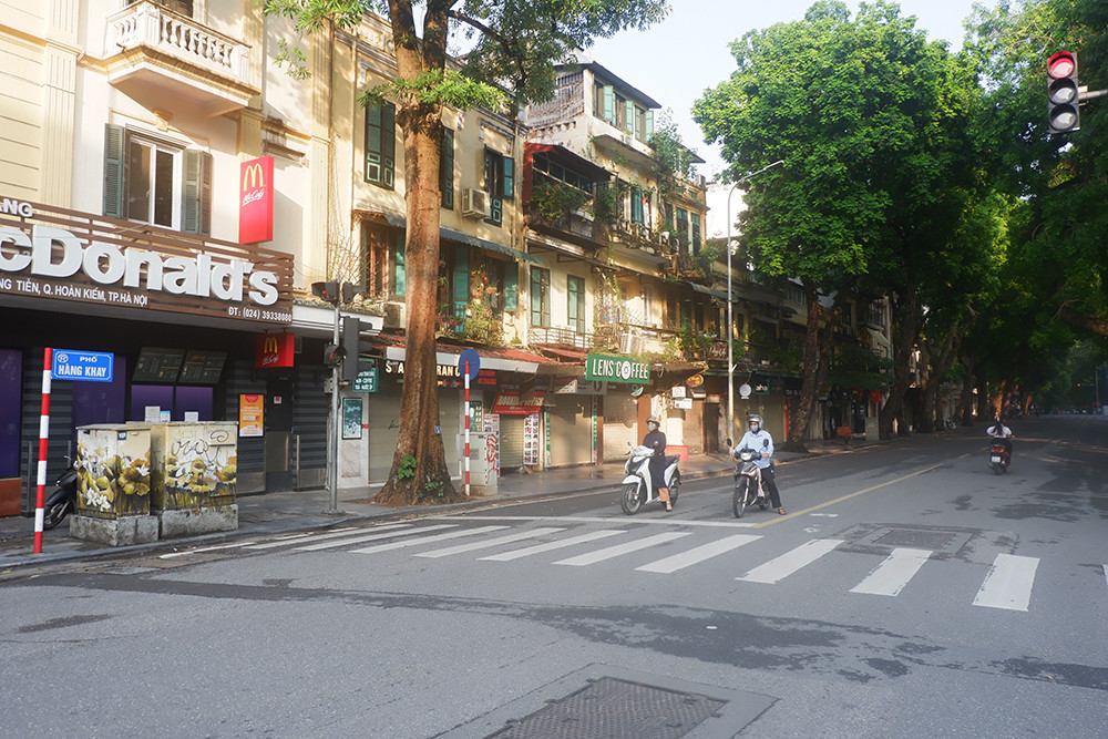 Hình ảnh ghi lại tại khu vực dừng đèn đỏ tại phố Hàng Khay.