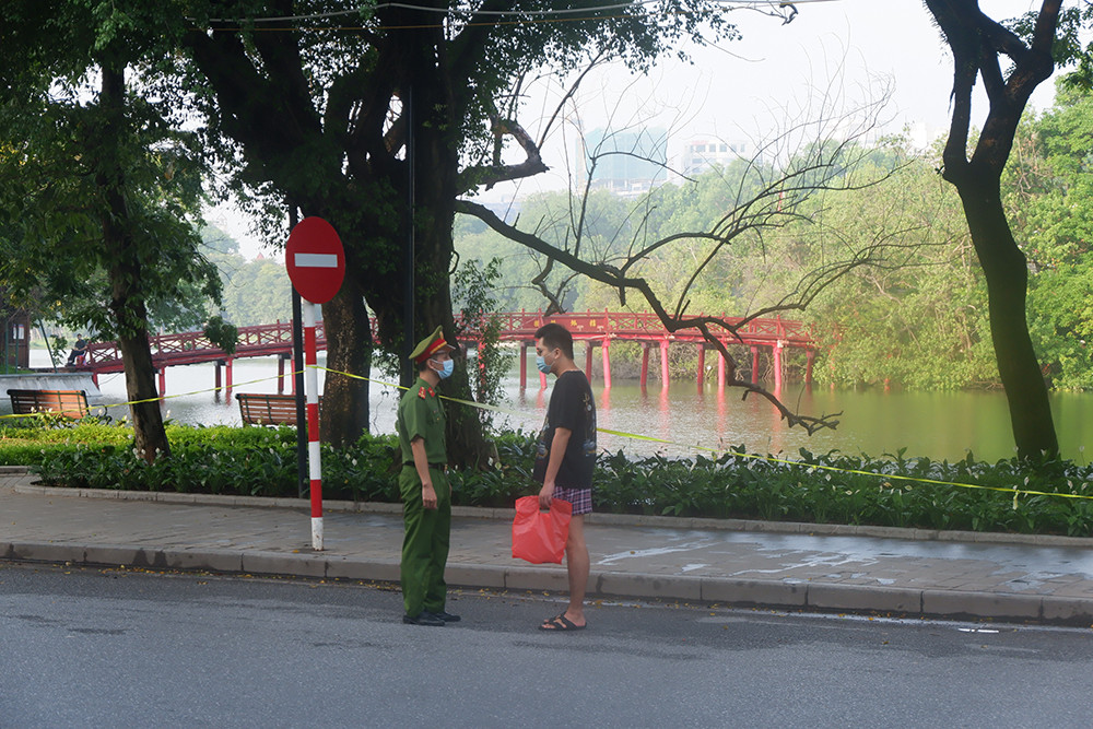 Việc giãn cách thực hiện theo nguyên tắc gia đình cách ly với gia đình; khu phố cách ly với khu phố; thôn bản cách ly với thôn bản; xã, phường cách ly với xã, phường; quận, huyện cách ly với quận, huyện; thành phố cách ly với tỉnh. 