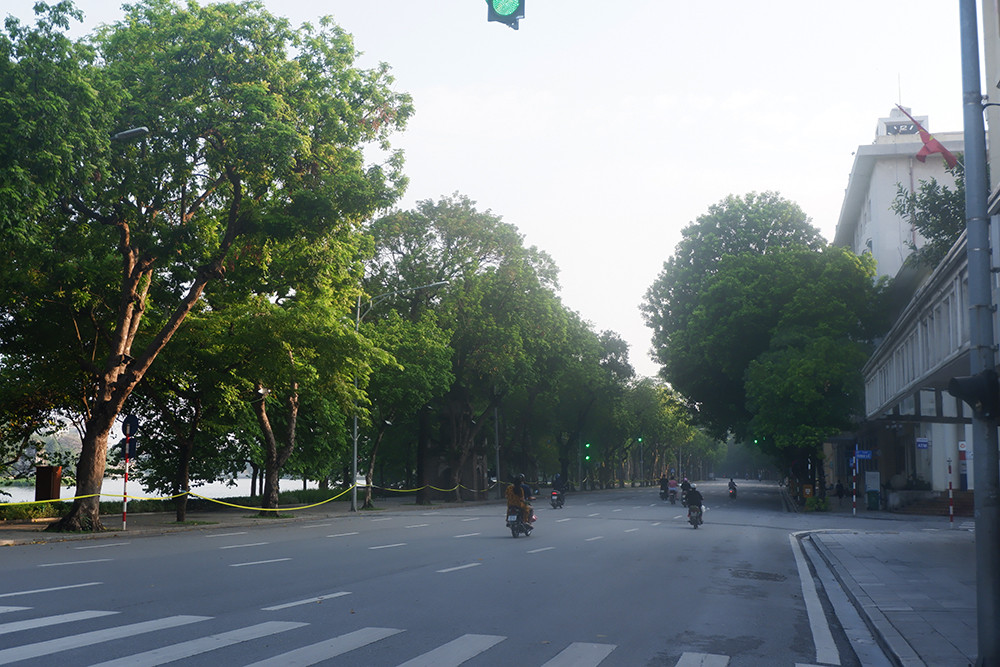 Đường phố vắng vẻ trong ngày đầu thực hiện Chỉ thị 17 của Chủ tịch UBND thành phố Hà Nội.