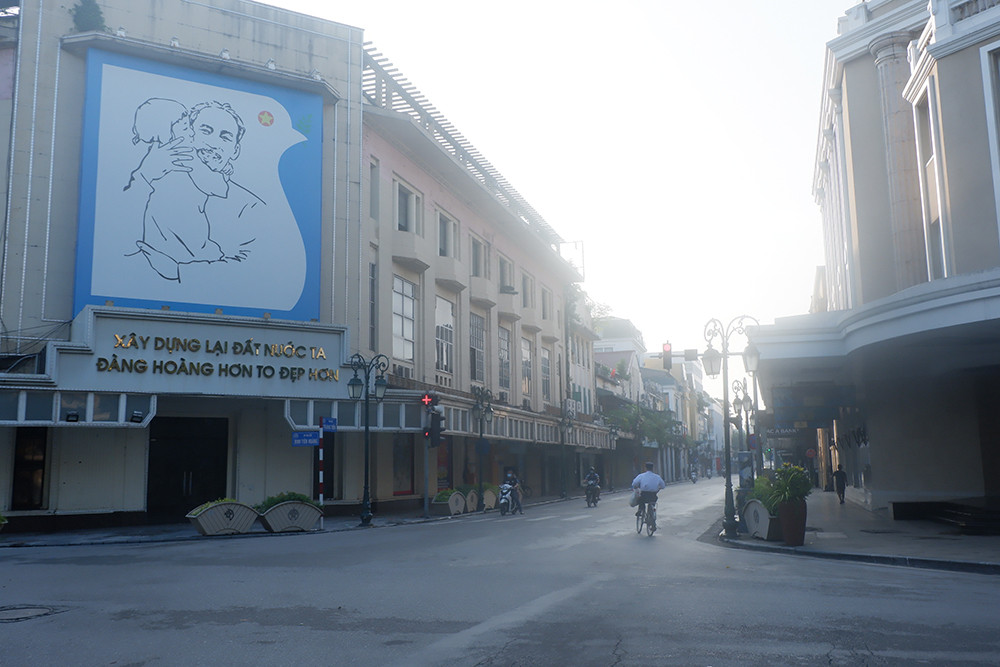 Phố Tràng Tiền vốn rất sầm uất, đông đúc, hôm nay, người dân cũng ít qua lại.