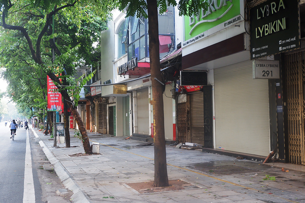 Nhiều hàng quán đóng của im lìm ghi nhận tại phố Huế.