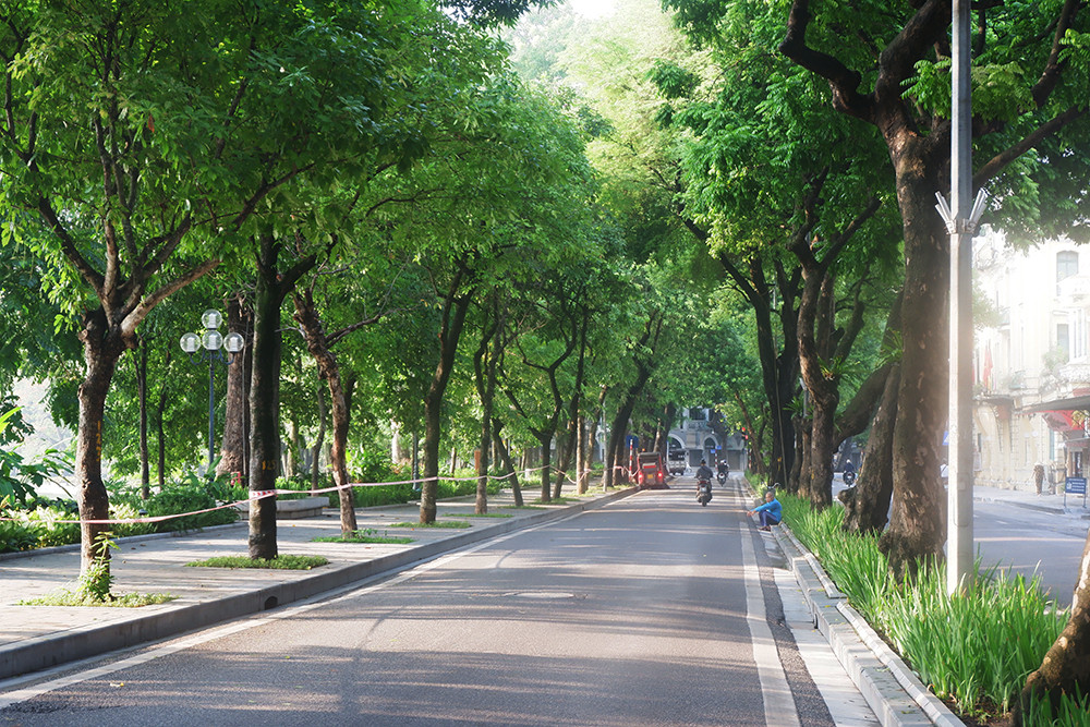 Người dân được phép ra đường để đi chợ nhưng vẫn phải tuân thủ 5K. 