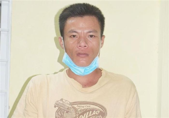  Bắt thanh niên cầm dao đuổi chém tổ chống dịch: Nguyễn Tấn Thạch (29 tuổi, trú TP Tuy Hòa, tỉnh Phú Yên) chạy xe không đội mũ bảo hiểm, cố tình vượt chốt kiểm soát dịch tại địa phương khi bị nhắc nhở, Thạch về lấy dao đuổi chém tổ chống dịch. Ngày 21/7, Thạch bị Công an TP Tuy Hòa tạm giữ để điều tra. 