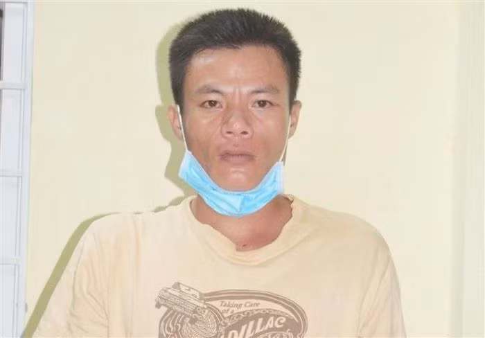  Bắt thanh niên cầm dao đuổi chém tổ chống dịch: Nguyễn Tấn Thạch (29 tuổi, trú TP Tuy Hòa, tỉnh Phú Yên) chạy xe không đội mũ bảo hiểm, cố tình vượt chốt kiểm soát dịch tại địa phương khi bị nhắc nhở, Thạch về lấy dao đuổi chém tổ chống dịch. Ngày 21/7, Thạch bị Công an TP Tuy Hòa tạm giữ để điều tra. 