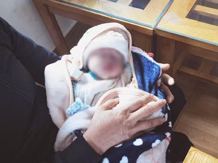  Bé gái sơ sinh bị bỏ rơi trước cổng trường: Ngày 19/7, chủ Trường mầm non tư thục ở xã Nhân Cơ (Đắk R’lấp, Đắk Nông) phát hiện cháu bé được bỏ trong một bịch ni lông và 1 mảnh giấy có nội dung mong chăm sóc tốt cháu bé, có điều kiện sẽ trở lại thăm con. Ngày 21/7, Chính quyền địa phương đang phát thông tin tìm người thân của cháu bé.