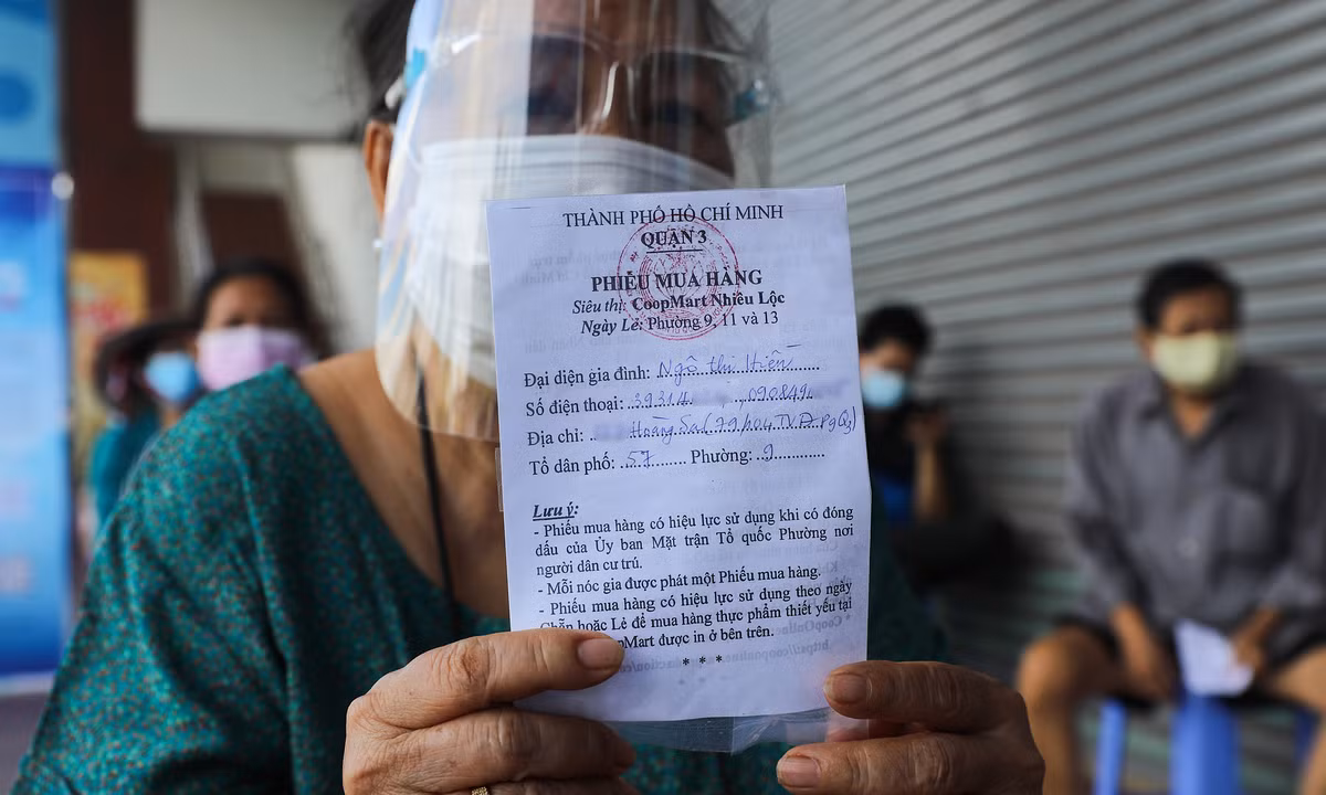 Theo UBND TPHCM, đối với việc đi mua lương thực, thực phẩm thiết yếu, đề nghị các địa phương triển khai phát phiếu theo hộ gia đình, theo ngày chẳn lẽ, chia khung giờ đi mua để giảm thiểu mật độ tiếp xúc. (Ảnh minh họa)