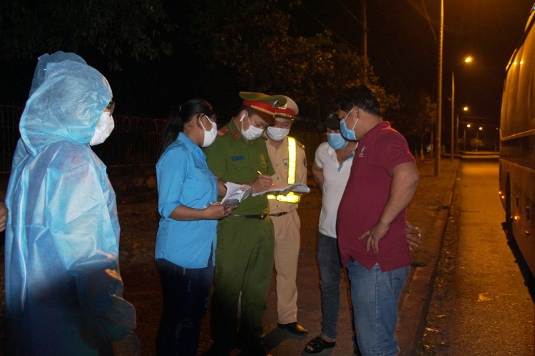 Bên cạnh lệnh cấm, các trường hợp sau được ra đường để thực hiện nhiệm vụ. Theo đó, cấp cứu, lực lượng làm công tác phòng chống dịch hoặc các lực lượng hỗ trợ điều phối của các cơ quan chức năng và chính quyền địa phương. (Ảnh minh họa)