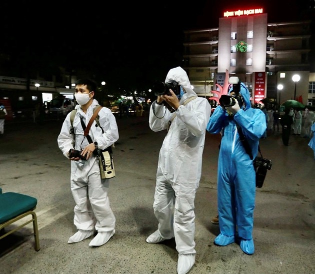 Ngoài ra, cán bộ, phóng viên, biên tập viên báo đài thực hiện nhiệm vụ chính trị trên địa bàn thành phố, bao gồm công tác phát hành báo; lực lượng công nhân vệ sinh môi trường đô thị, xử lý sự cố về điện, nước, hệ thống thông tin và hạ tầng kỹ thuật. (Ảnh minh họa) 