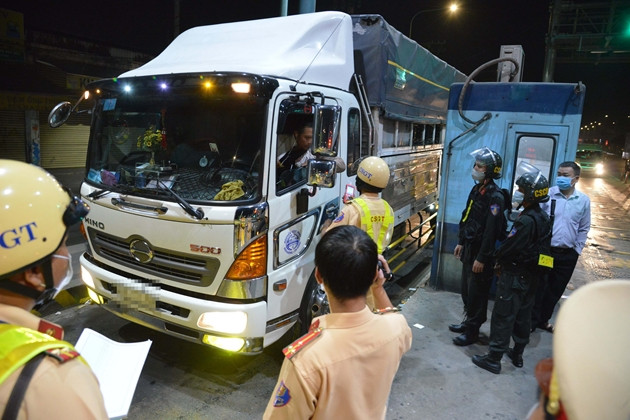 Bênh cạnh đó, các phương tiện vận chuyển hàng hoá thiết yếu, phương tiện đưa đón lực lượng thực hiện nhiệm vụ phòng chống dịch, đưa đón công nhân làm việc tại các doanh nghiệp đang thực hiện "1 cung đường- 2 điểm đến", phương tiện chở vật tư, hàng hoá xuất nhập khẩu và cửa hàng bán lẻ xăng dầu ở 12 cửa ngõ chính của Thành phố. (Ảnh minh họa)