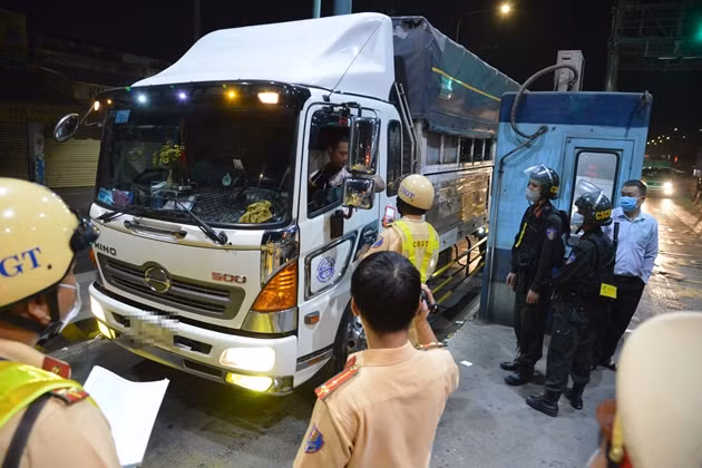 Bênh cạnh đó, các phương tiện vận chuyển hàng hoá thiết yếu, phương tiện đưa đón lực lượng thực hiện nhiệm vụ phòng chống dịch, đưa đón công nhân làm việc tại các doanh nghiệp đang thực hiện "1 cung đường- 2 điểm đến", phương tiện chở vật tư, hàng hoá xuất nhập khẩu và cửa hàng bán lẻ xăng dầu ở 12 cửa ngõ chính của Thành phố. (Ảnh minh họa)