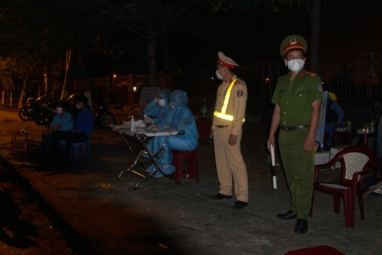 Thành phố cũng giao Công an, quân đội, và các quận huyện, TP Thủ Đức tổ chức các trạm, chốt để ngăn cách và tổ chức tuần tra, kiểm soát 24/24 giờ các tuyến đường liên phường việc chấp hành quy định…