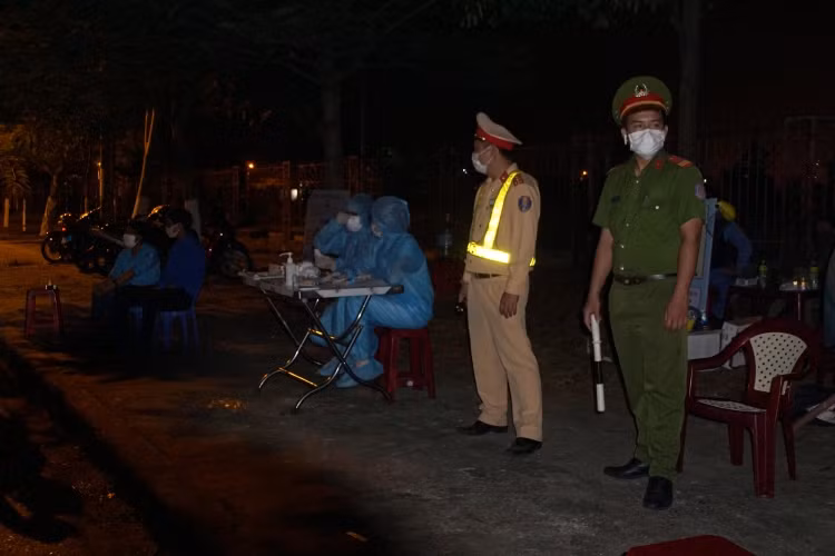 Thành phố cũng giao Công an, quân đội, và các quận huyện, TP Thủ Đức tổ chức các trạm, chốt để ngăn cách và tổ chức tuần tra, kiểm soát 24/24 giờ các tuyến đường liên phường việc chấp hành quy định…