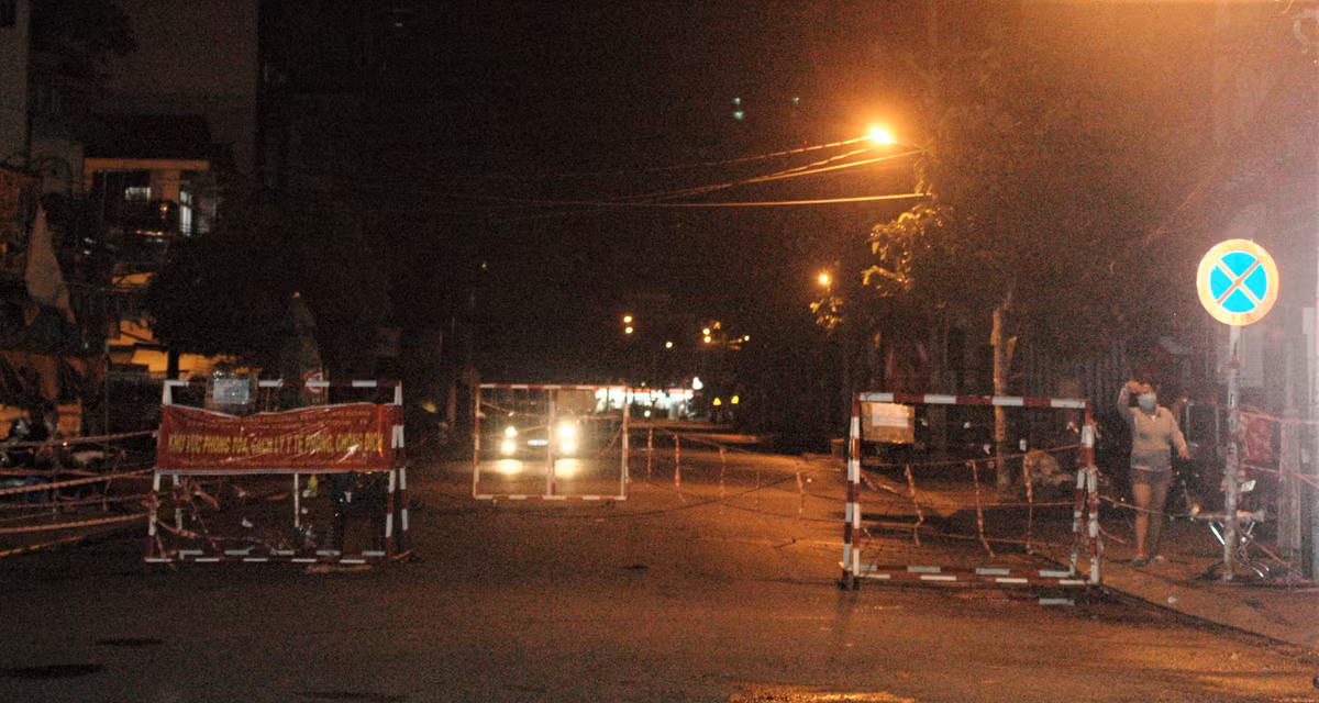 Nhung ai duoc ra ngoai sau 18 gio o TP HCM?-Hinh-2